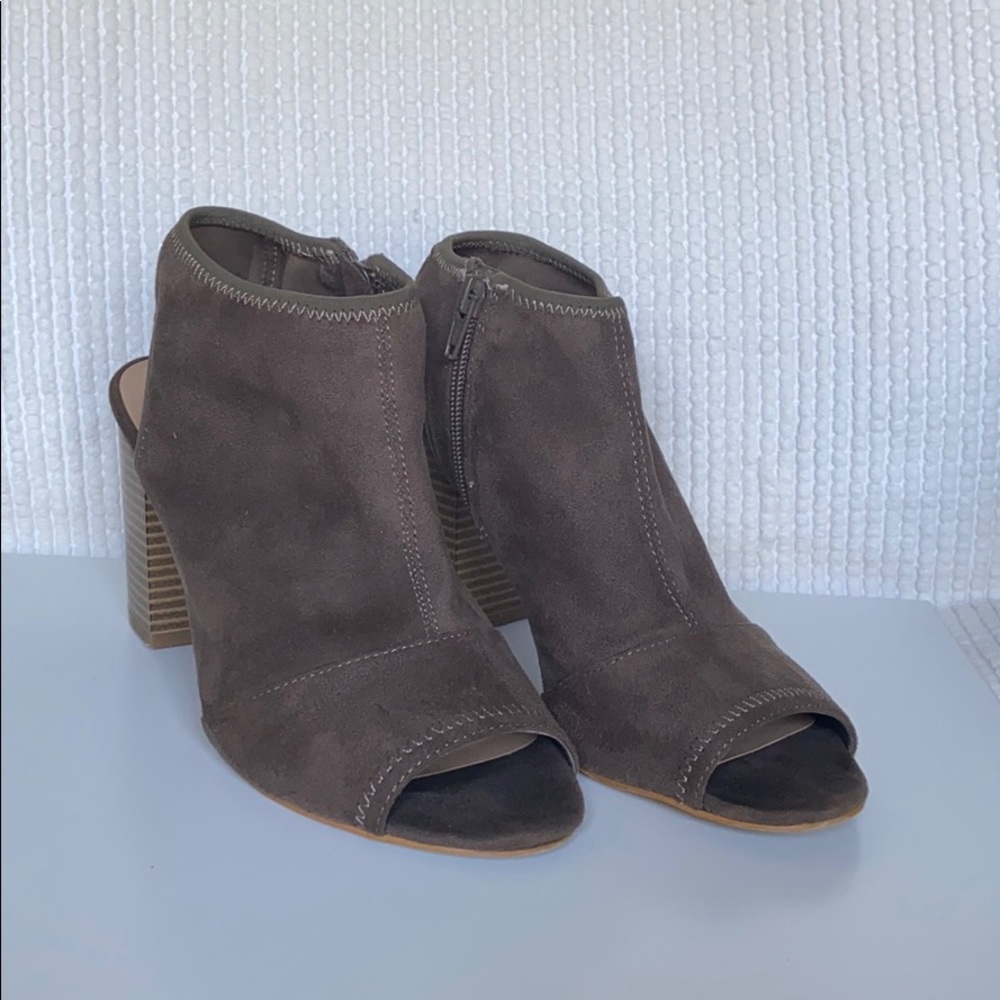 Women’s Size 8 Brown-Olive Fabric Heels